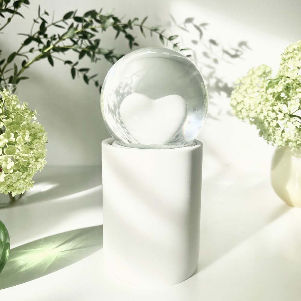 BYE Heart Globe design urn in sfeer